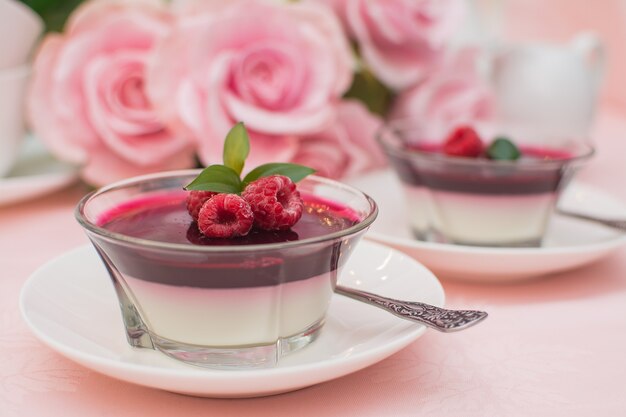 Sobremesa italiana panna cotta com molho de frutas vermelhas, frutas frescas.