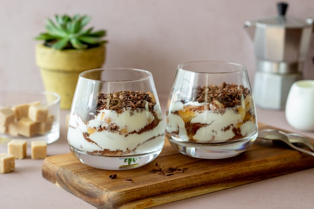 Sobremesa italiana tiramisu em um copo. cozinha nacional. receita tradicional.