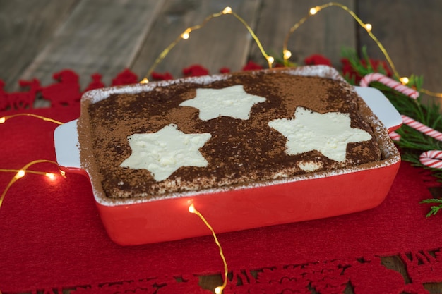 Sobremesa italiana tradicional tiramisu com espaço de cópia de decoração de natal