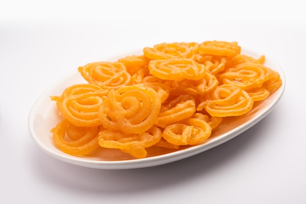 sobremesa jalebi servida em prato branco