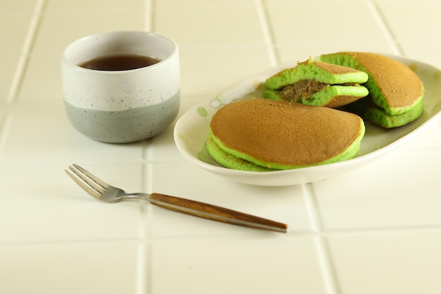 Foto sobremesa japonesa, chá verde dorayaki pan cake com feijão mungo