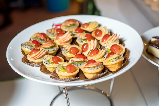 Sobremesa. Lanche doce com maçãs e cerejas