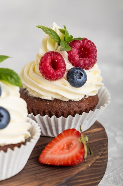 Sobremesa linda e deliciosa com frutas da floresta e morangos