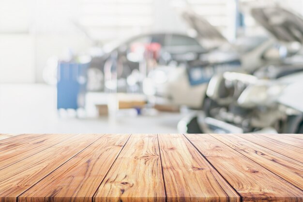 Sobremesa de madera en el Centro de servicios de reparación de automóviles borrosa