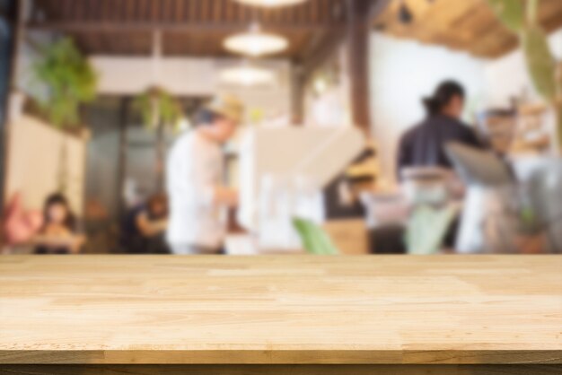 Sobremesa de madera en fondo interior del café de la falta de definición.