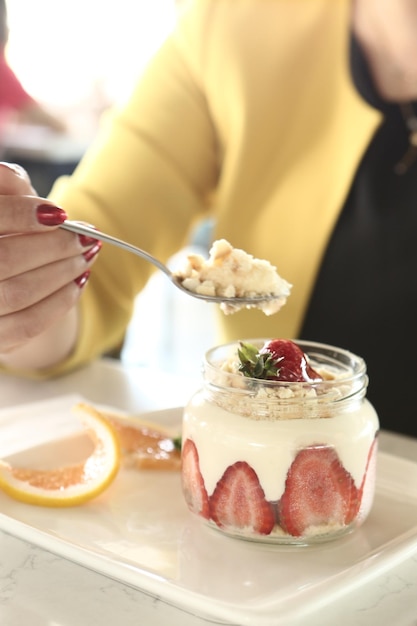 Sobremesa muito deliciosa em potes doces e bolos em potes