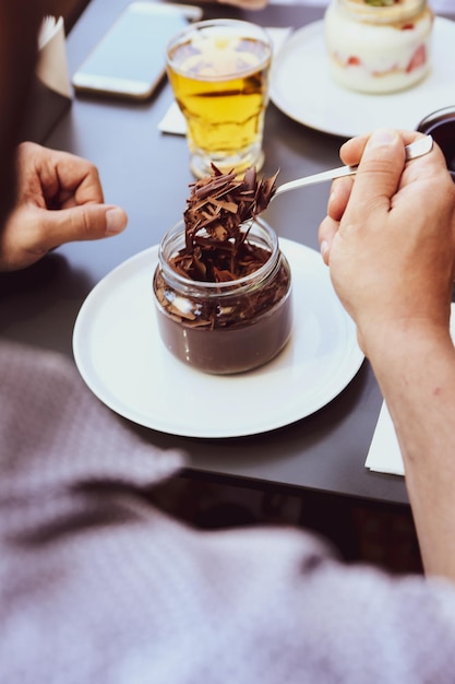 Sobremesa muito deliciosa em potes doces e bolos em potes