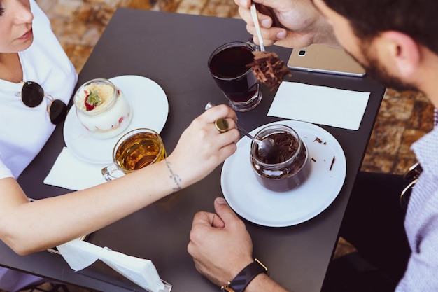 Foto sobremesa muito deliciosa em potes doces e bolos em potes