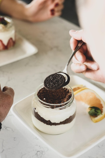 Sobremesa muito deliciosa em potes doces e bolos em potes