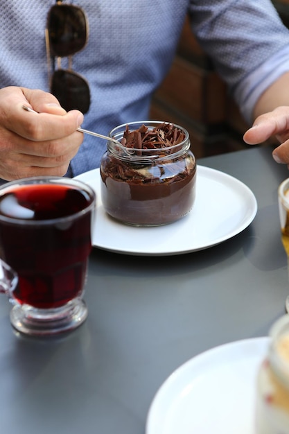 Sobremesa muito deliciosa em potes doces e bolos em potes