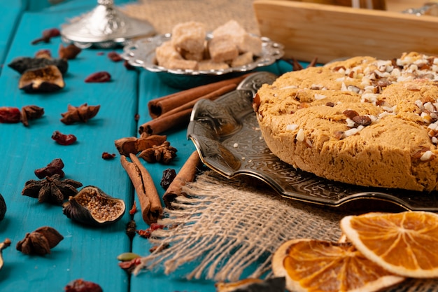 Sobremesa nacional de halva turco na mesa de madeira azul