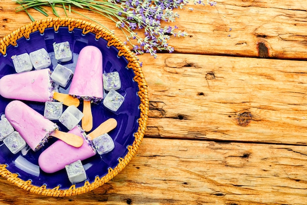 Sobremesa natural de verão, sorvete de lavanda. Picolés de alfazema feitos com flores de lavanda