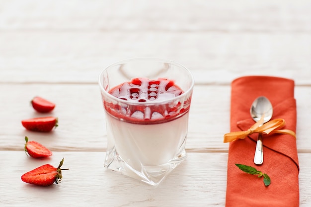 Sobremesa panna cotta com morango fresco