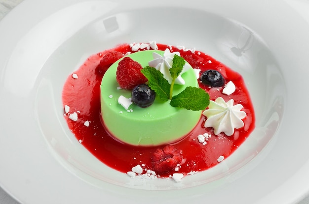 Foto sobremesa panna cotta de menta com sorvete em um prato vista superior