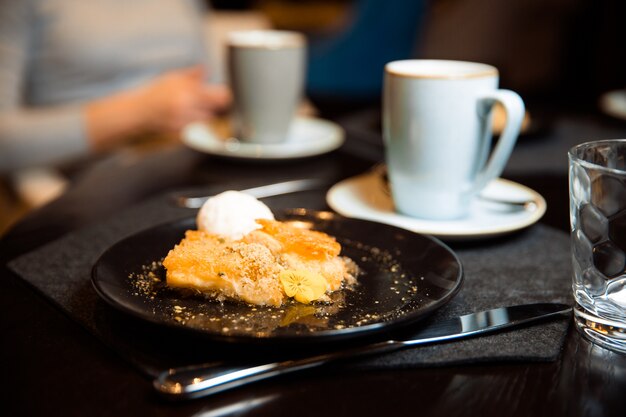 Sobremesa pastel crocante ao lado de uma xícara de café