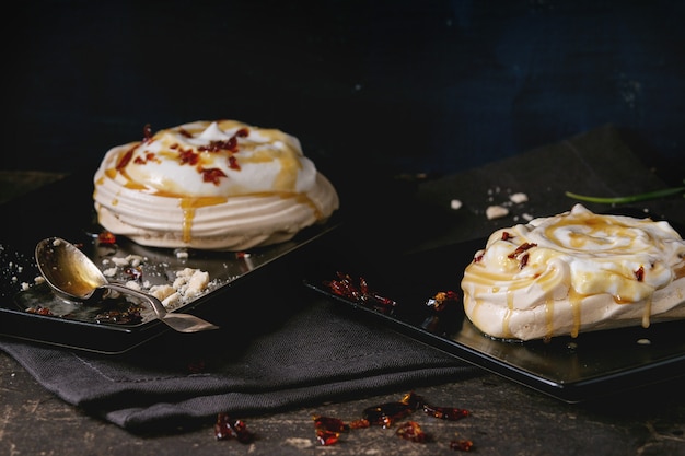 Sobremesa Pavlova com caramelo