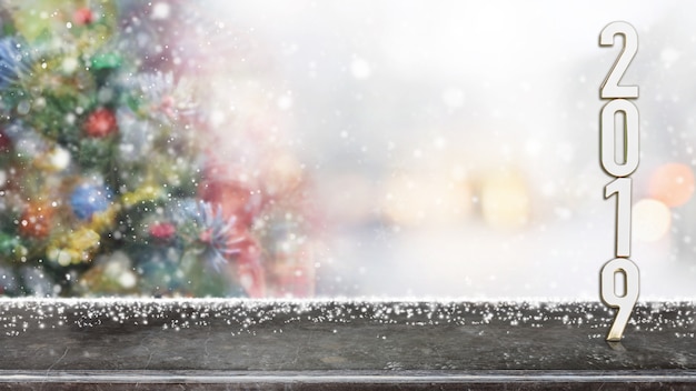 Sobremesa de piedra de mármol negra en la falta de definición con el fondo del árbol de navidad del bokeh.