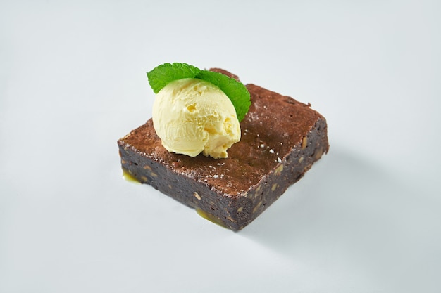 Sobremesa recém-assada - brownie de chocolate com sorvete de baunilha em um prato branco