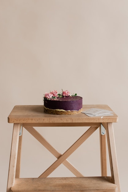 Foto sobremesa roxa sobre um fundo claro. bolo com decoração floral. sobremesa natural