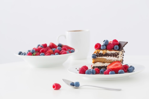 Sobremesa saudável com frutas diferentes na superfície branca