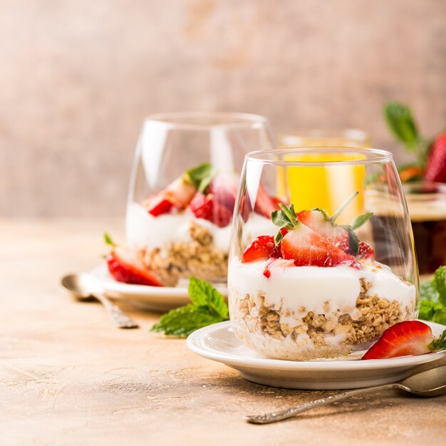 Sobremesa saudável com granola e frutas