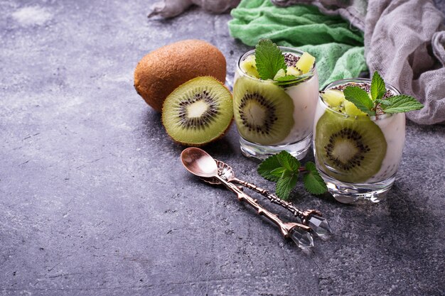 Sobremesa saudável com sementes de kiwi e chia. Foco seletivo