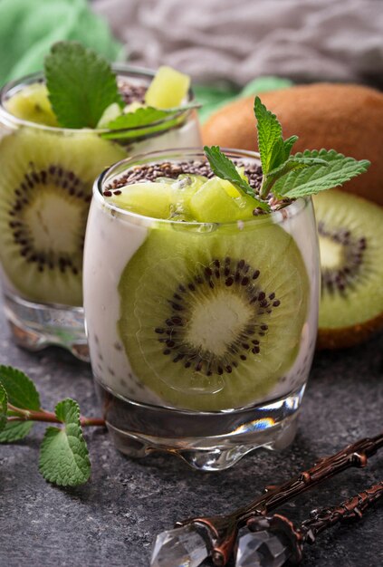 Sobremesa saudável com sementes de kiwi e chia. Foco seletivo