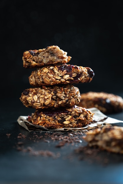 Sobremesa saudável, comida fitness, biscoitos de aveia com banana em uma mesa escura