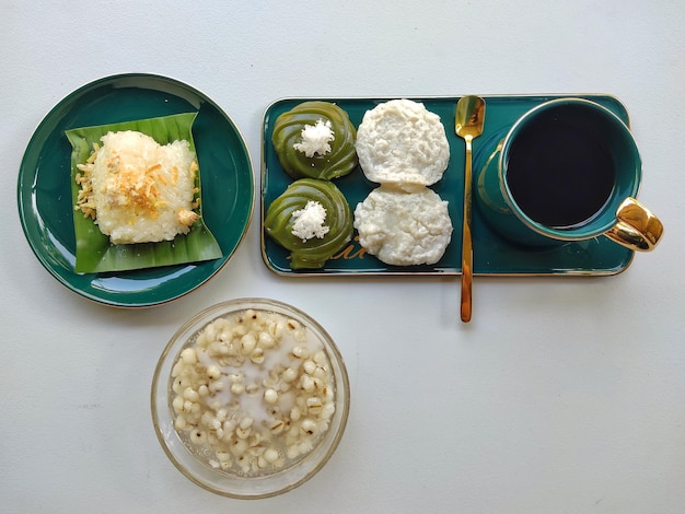 Sobremesa tailandesa - Arroz pegajoso, lágrimas de Jó cozidas, creme de leite de coco, pudim de Pandanus