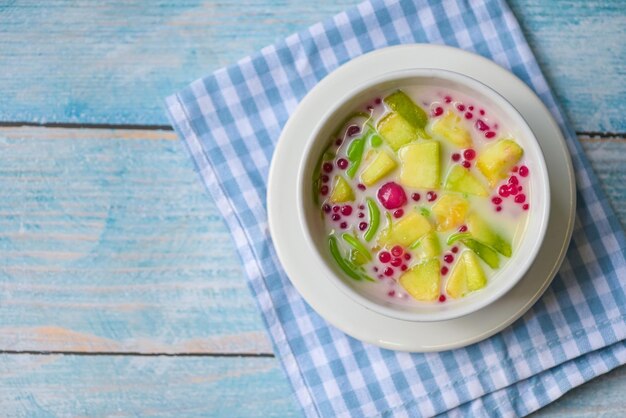 Sobremesa tailandesa de farinha de arroz Sobremesa tailandesa geleia de melão frutas misturadas com leite de coco e xarope de doces sobremesa na tigela Comida asiática