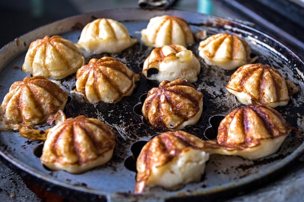 Sobremesa tailandesa na panela feita com ovos de farinha e leite