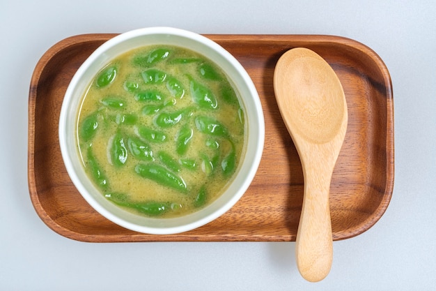 Sobremesa tailandesa. Vermicelli short tailandês pandan em leite de coco com açúcar de palma.