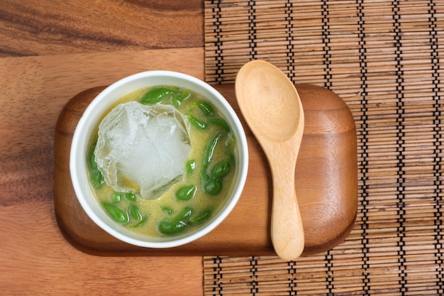 Sobremesa tailandesa. Vermicelli short tailandês pandan em leite de coco com açúcar de palma.