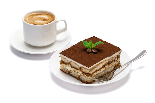 Sobremesa tradicional de tiramisu em prato de cerâmica