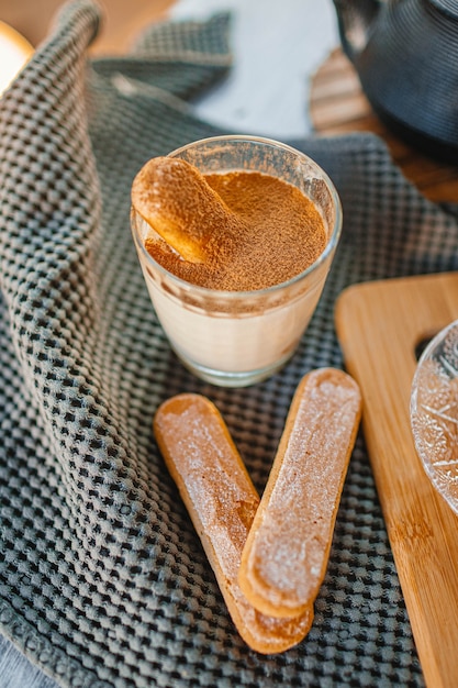 Foto sobremesa tradicional italiana tiramisu em um copo