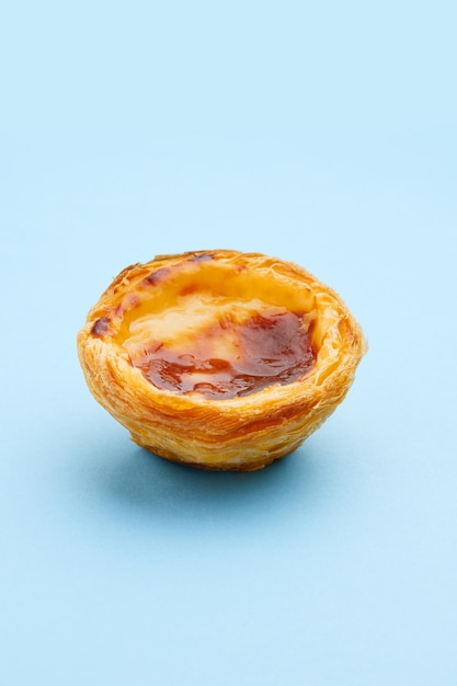 Foto sobremesa tradicional portuguesa de torta de ovo pasteis pastel de nata ou pasteis de belem em azul