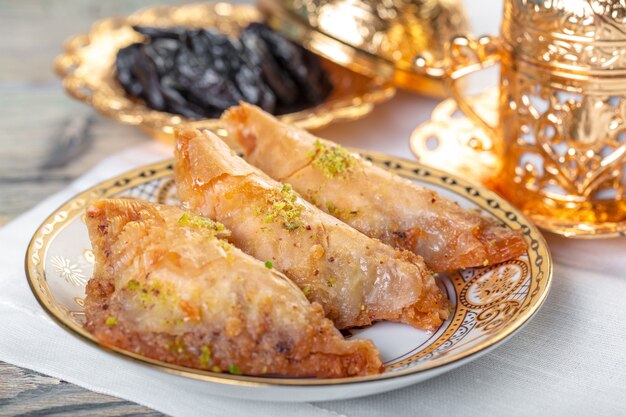 Sobremesa tradicional turca baklava com chá no escuro