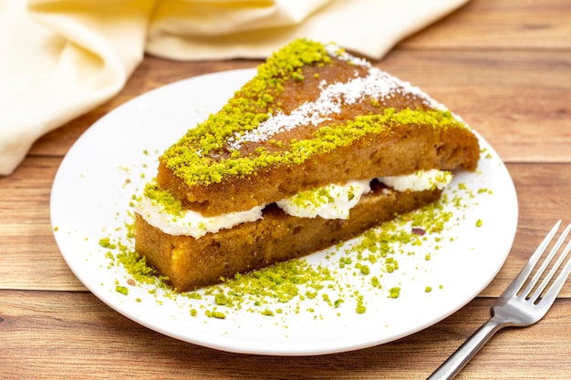 Sobremesa tradicional turca Ekmek Kadayif Pudding de pão Sobremesa de Ramadan com creme