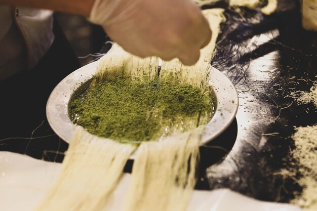 Sobremesa turca kunefe kunafa kadayif com pó de pistache e queijo quente comido um doce