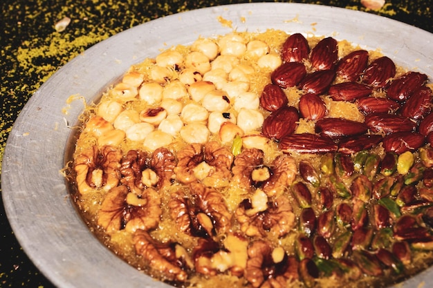 Sobremesa turca kunefe kunafa kadayif com pó de pistache e queijo quente comido um doce