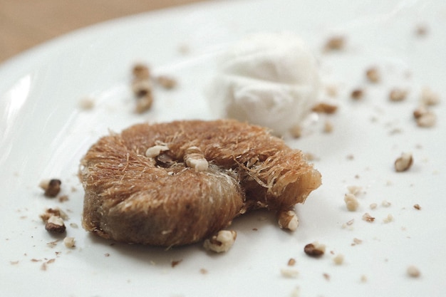 Sobremesa turca kunefe, kunafa, kadayif com pó de pistache e queijo quente comido um doce