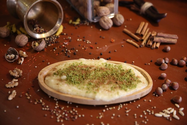 Sobremesa turca kunefe, kunafa, kadayif com pó de pistache e queijo quente comido um doce