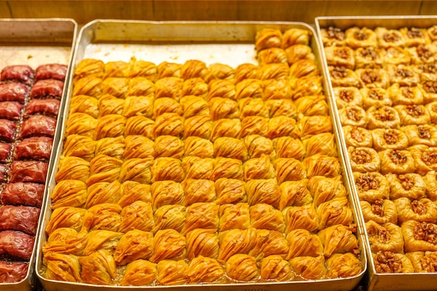 Sobremesa turca tradicional baklawa em diferentes sabores e estilos no bazar egípcio em Istambul