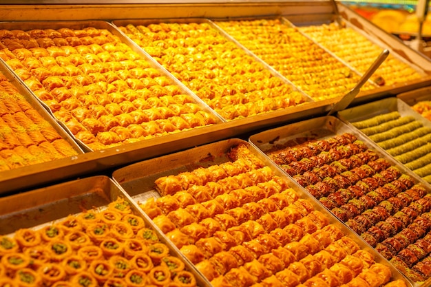 Sobremesa turca tradicional baklawa em diferentes sabores e estilos no bazar egípcio em Istambul