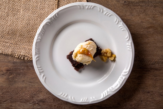 Foto sobremesa vegan. torta de chocolate e sorvete vegano