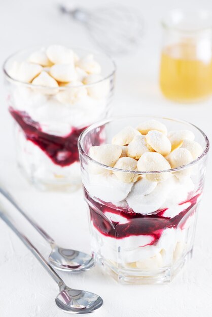 Sobremesa vegana com merengue de aquafaba, creme de coco e cereja. Sem açúcar e sem lactose.