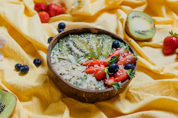 Sobremesas de frutas saudáveis em meio a flores