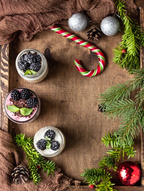 Sobremesas de natal em camadas com bolo, chantilly e amoras