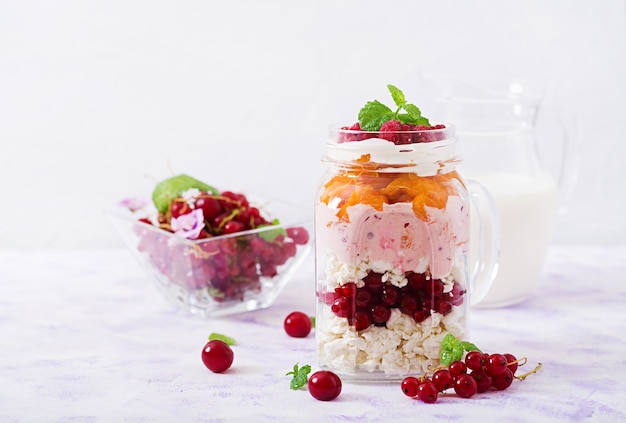 Sobremesas de queijo e iogurte com frutas de verão em uma jarra