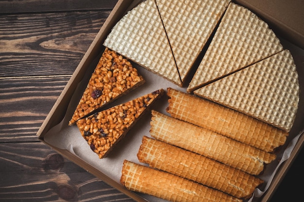 Sobremesas de waffle com leite condensado Wafer rolls e bolo em conjunto de doces